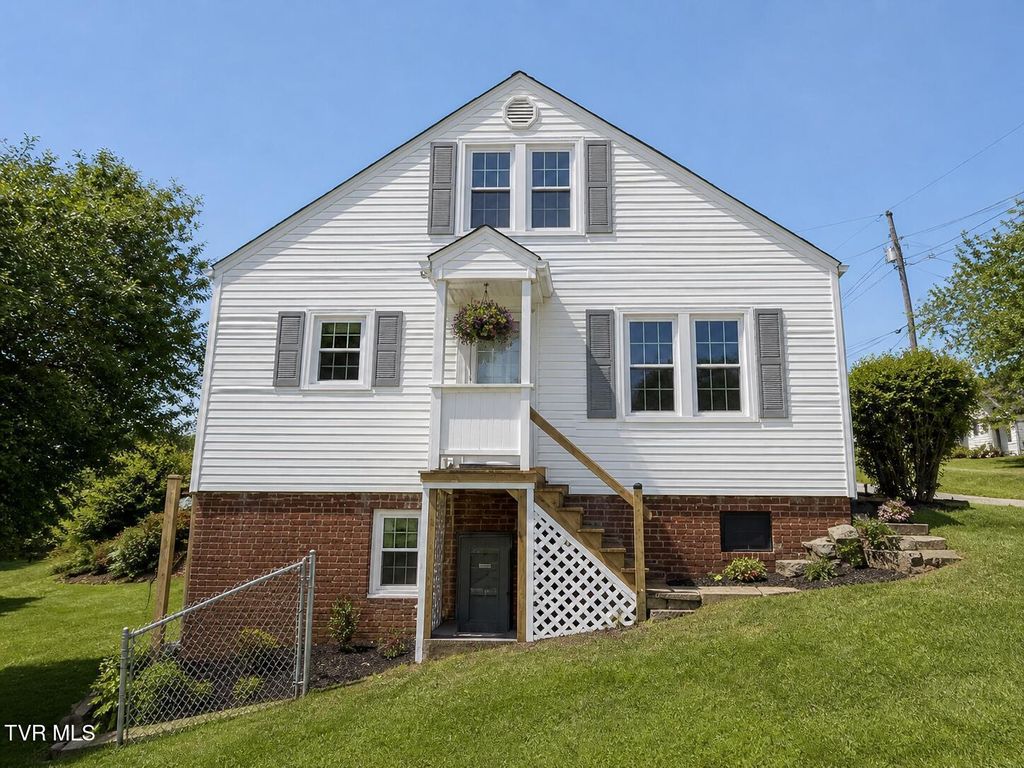 Photo of 711 Carson ST, Greeneville, TN 37743 (MLS # 9996074)