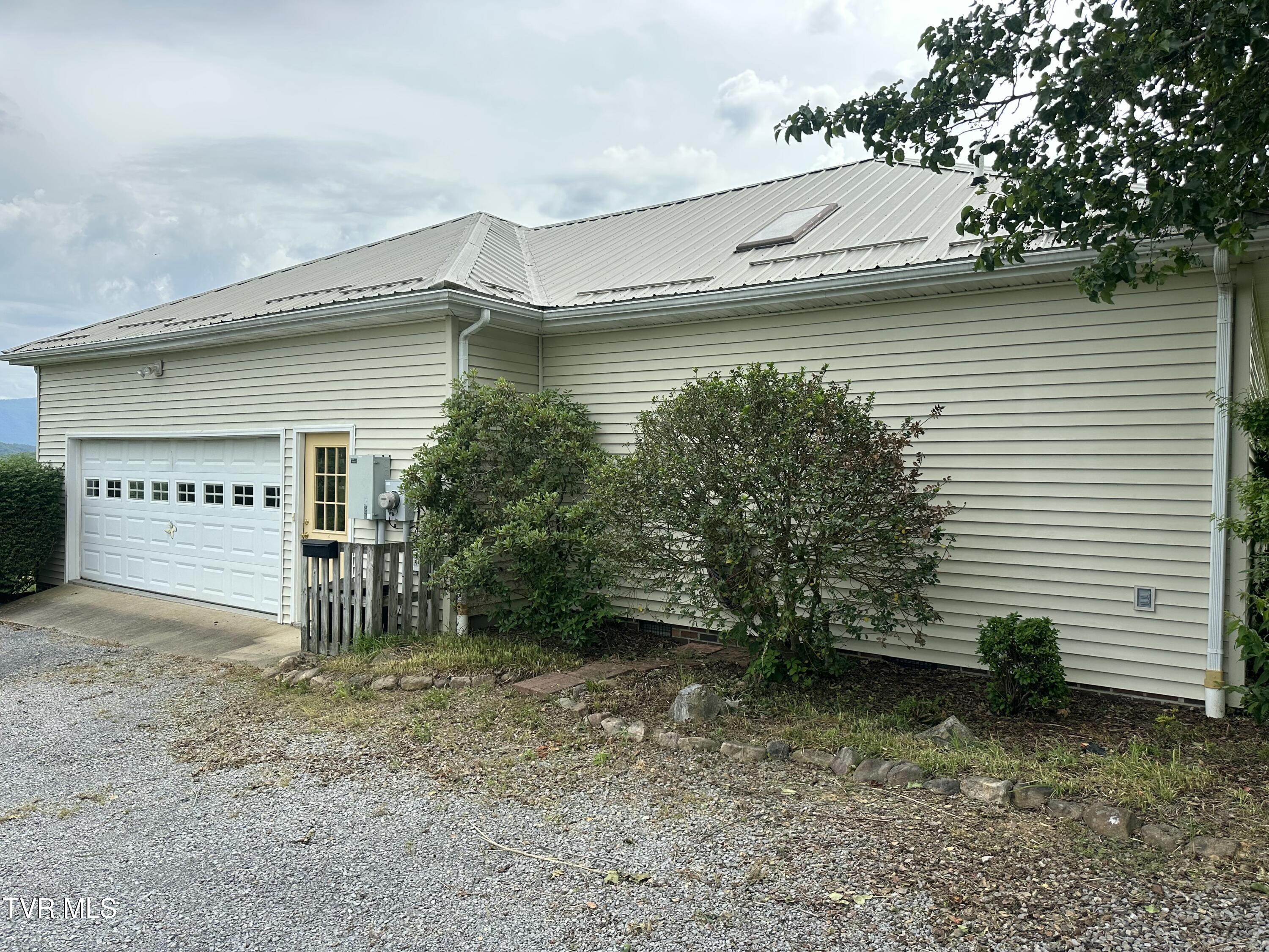 390 Springdale Drive, Bristol, Tennessee image 4