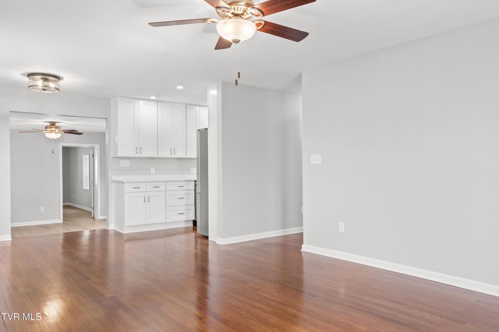 Photo of 1829 Kenwood Road, Kingsport, TN 37664 (MLS # 9992415)