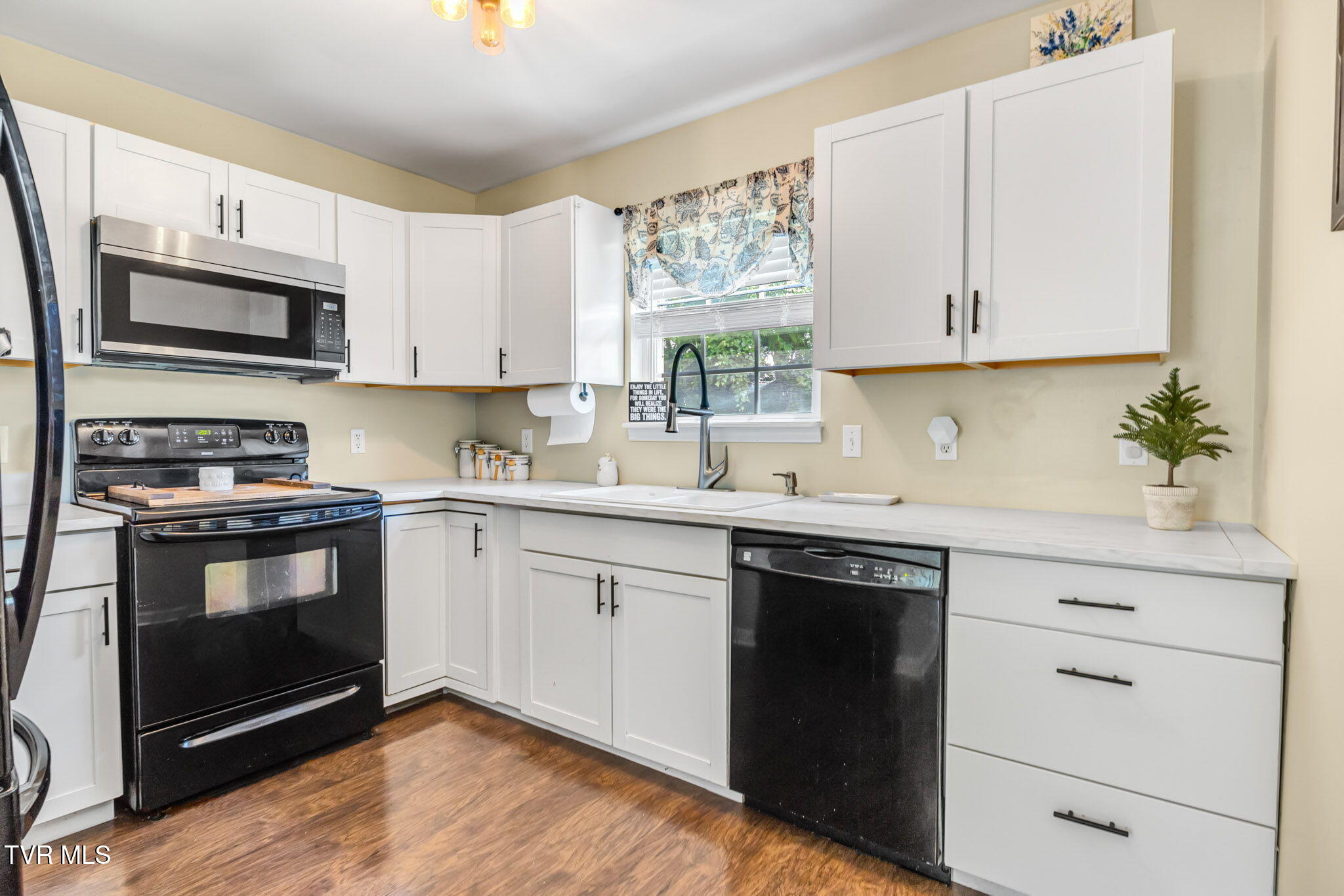 Abingdon, Virginia 24210, United States, 3 Bedrooms Bedrooms, ,3 BathroomsBathrooms,Residential,Active,155726