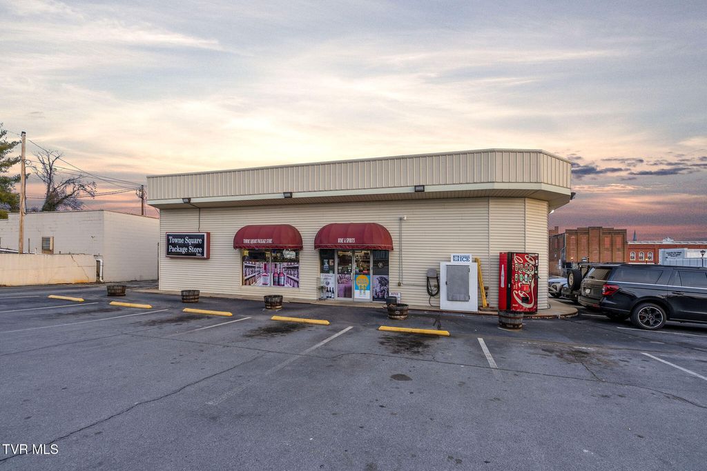 Photo of 200 Summer Street, Greeneville, TN 37743 (MLS # 9989187)