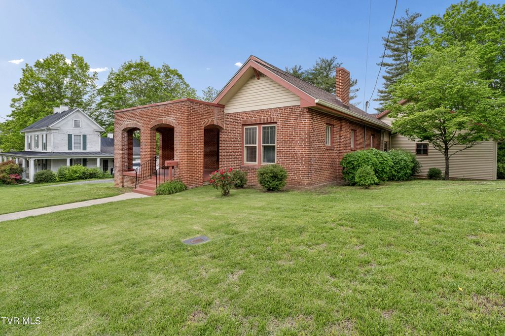 Photo of 504 Main Street, Jonesborough, TN 37659 (MLS # 9995055)