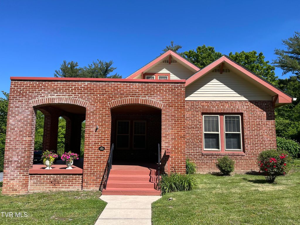 Photo of 504 Main Street, Jonesborough, TN 37659 (MLS # 9995055)