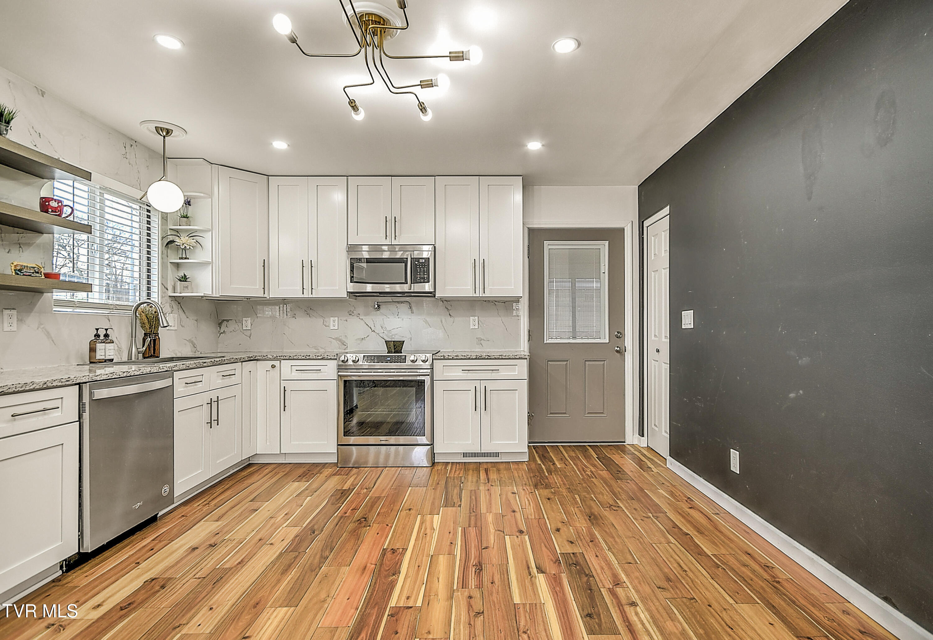128 Hemlock Drive, Bristol, Virginia image 13