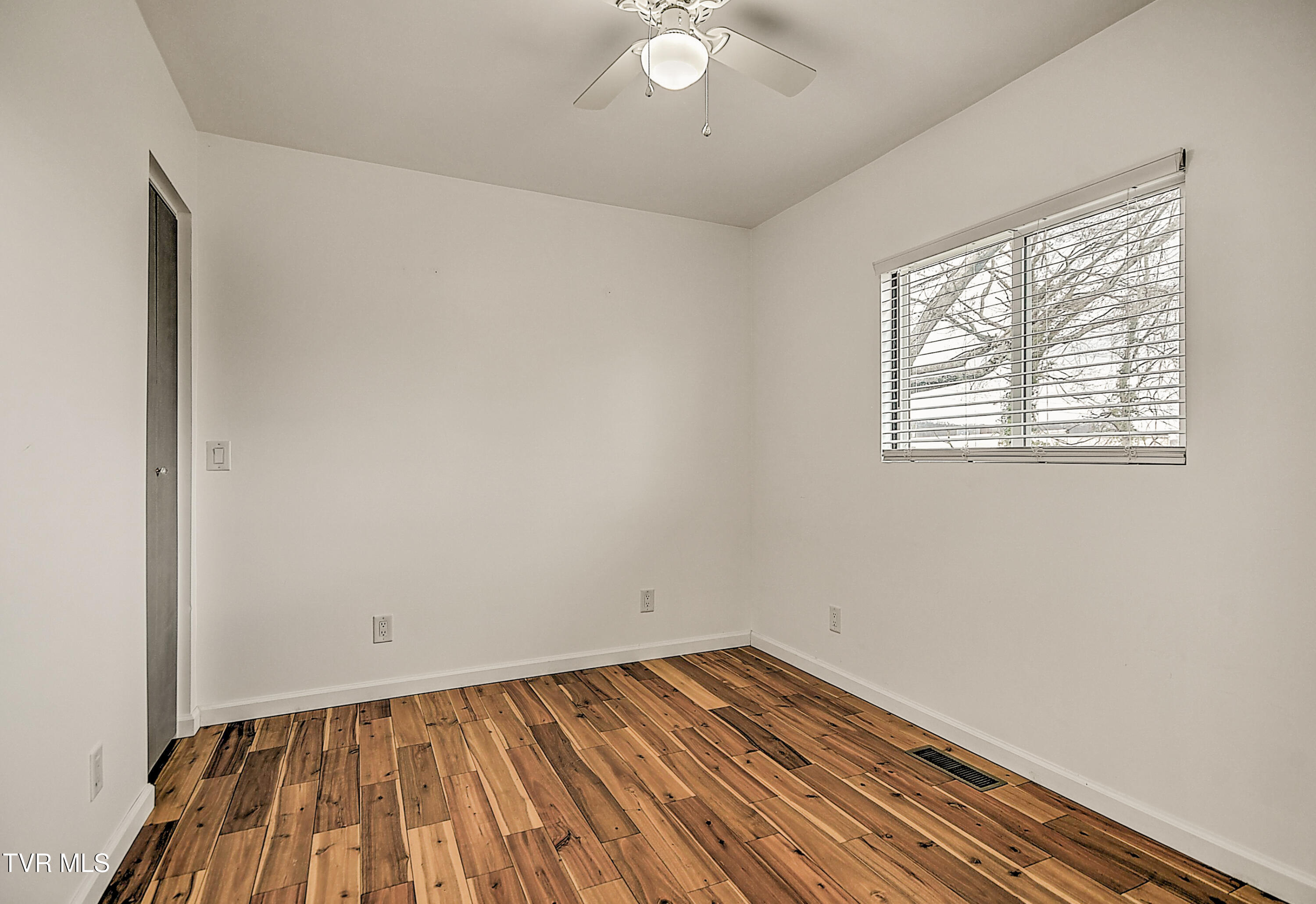 128 Hemlock Drive, Bristol, Virginia image 17