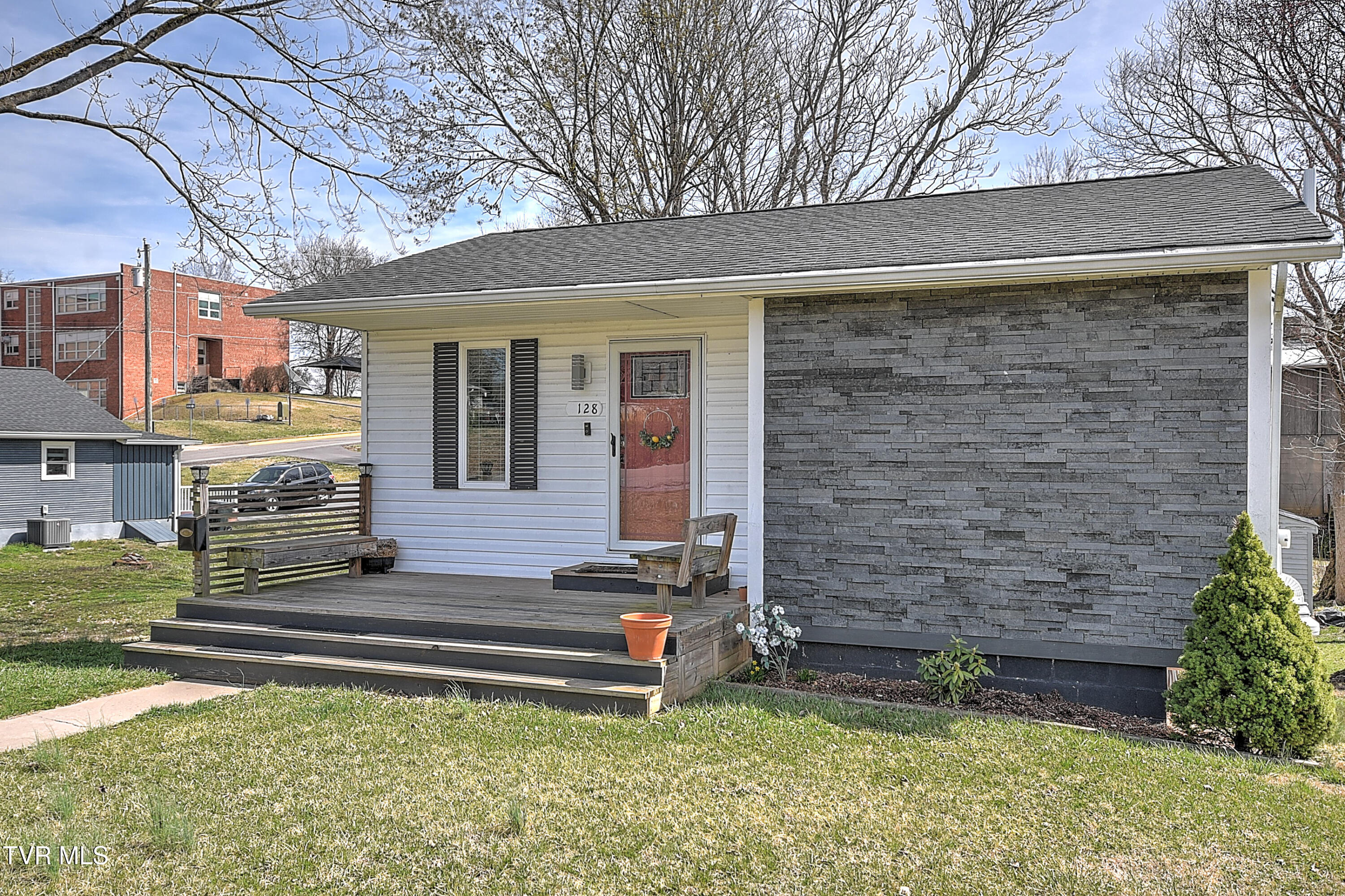 128 Hemlock Drive, Bristol, Virginia image 5
