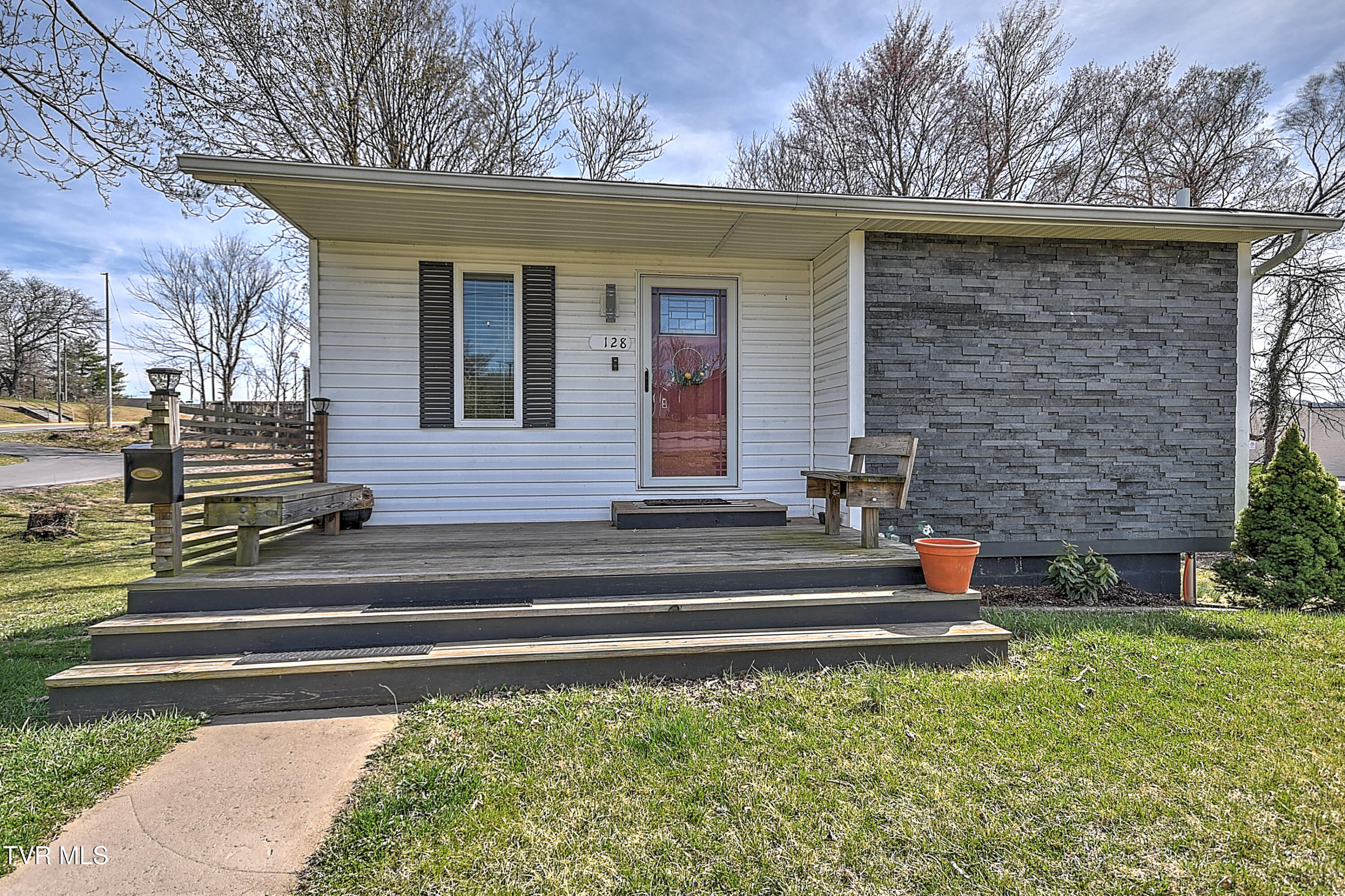 128 Hemlock Drive, Bristol, Virginia image 4