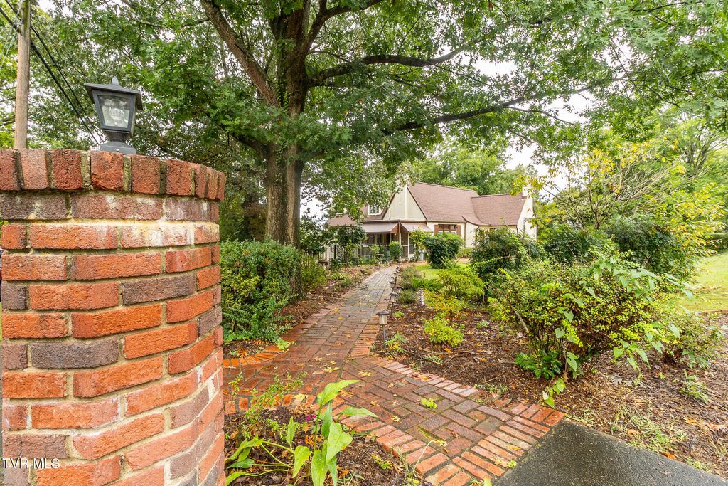 Photo of 1245 Watauga Street, Kingsport, TN 37660 (MLS # 9986346)