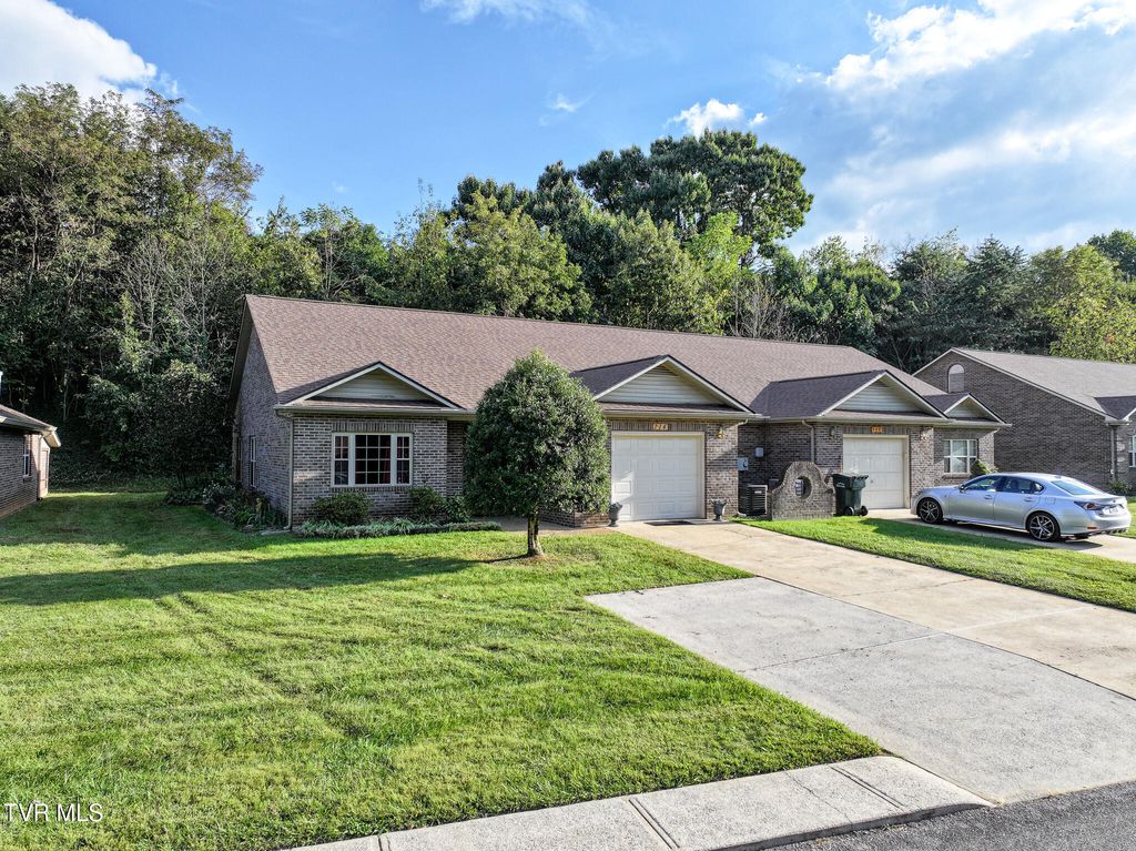 Photo of 114 Park Place #114, Greeneville, TN 37743 (MLS # 9986669)