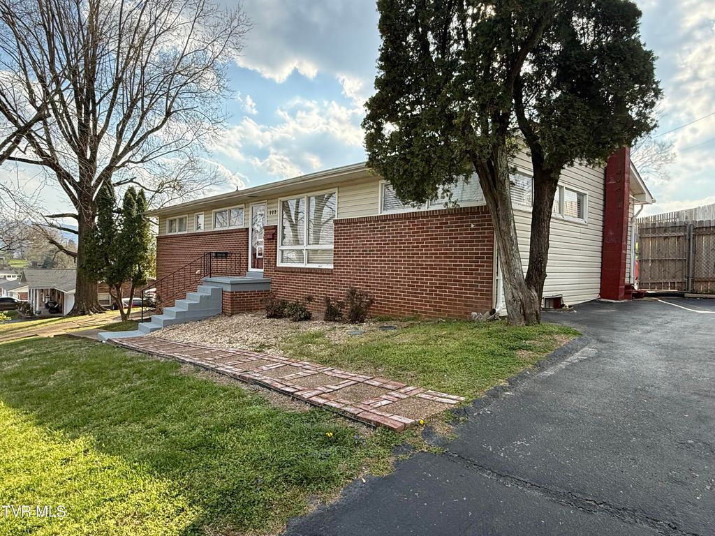 Photo of 806 Hollis Street, Kingsport, TN 37660 (MLS # 9992784)