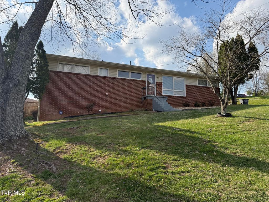 Photo of 806 Hollis Street, Kingsport, TN 37660 (MLS # 9992784)