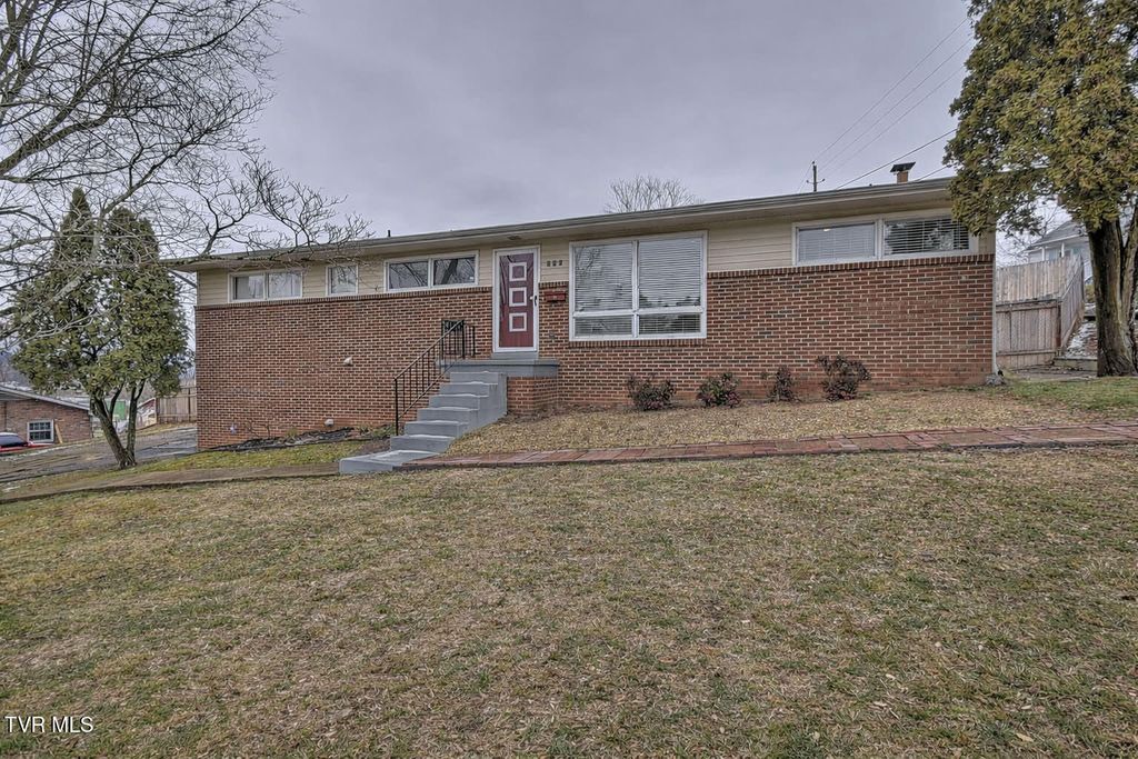 Photo of 806 Hollis Street, Kingsport, TN 37660 (MLS # 9992784)