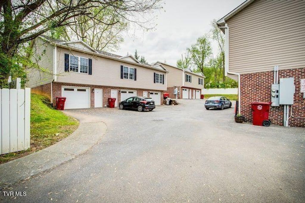 Photo of 169 Grande Avenue #100, Johnson City, TN 37601 (MLS # 9985705)