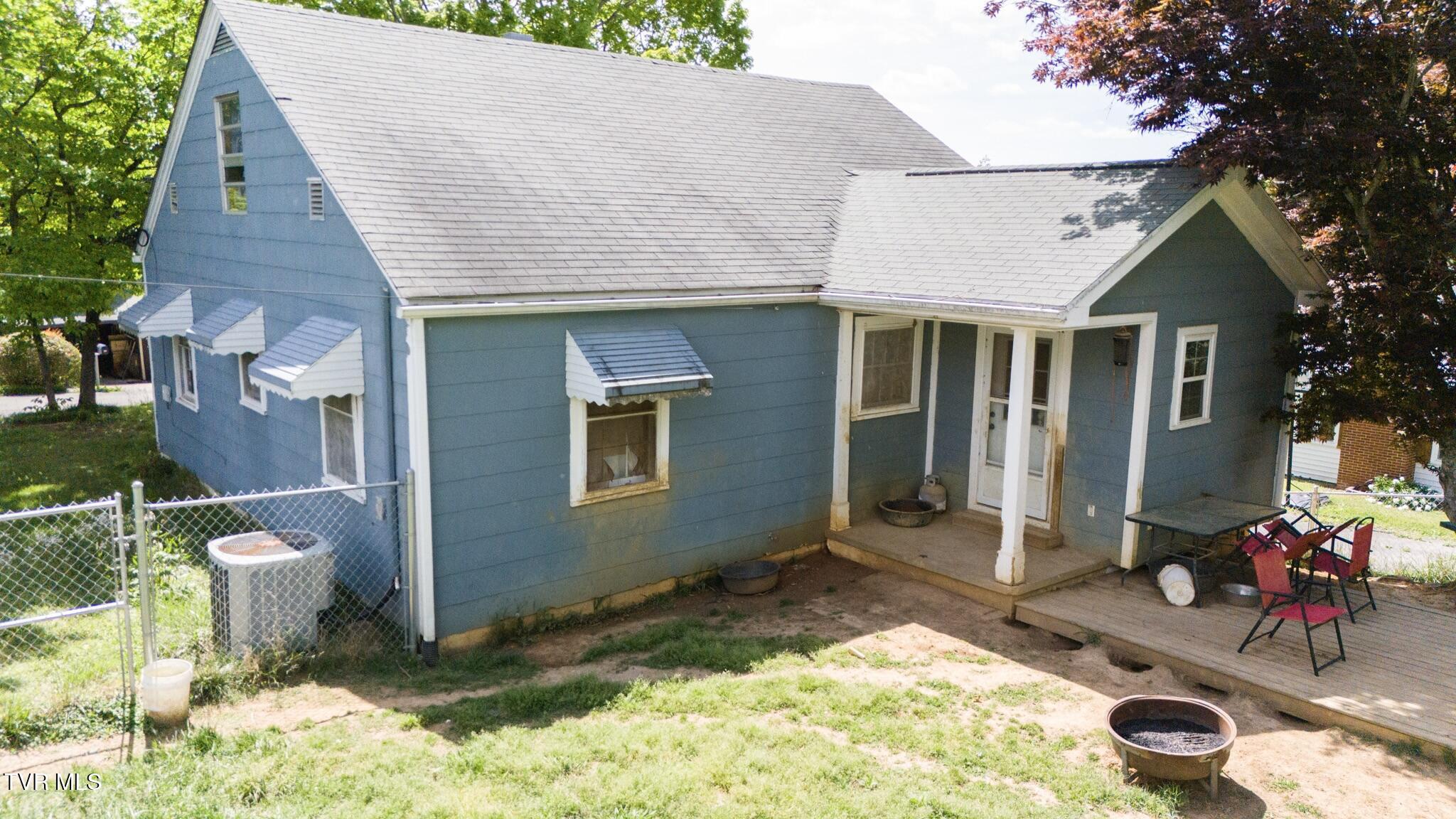 113 Ell Street