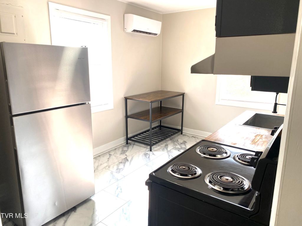 Photo of 1223 Wateree Street, Kingsport, TN 37660 (MLS # 9998329)
