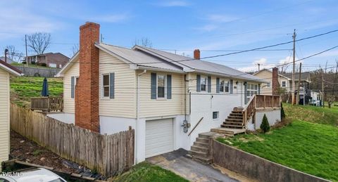 Homes For Sale - 200 Independence Avenue<br/> Mount Carmel, TN 37645