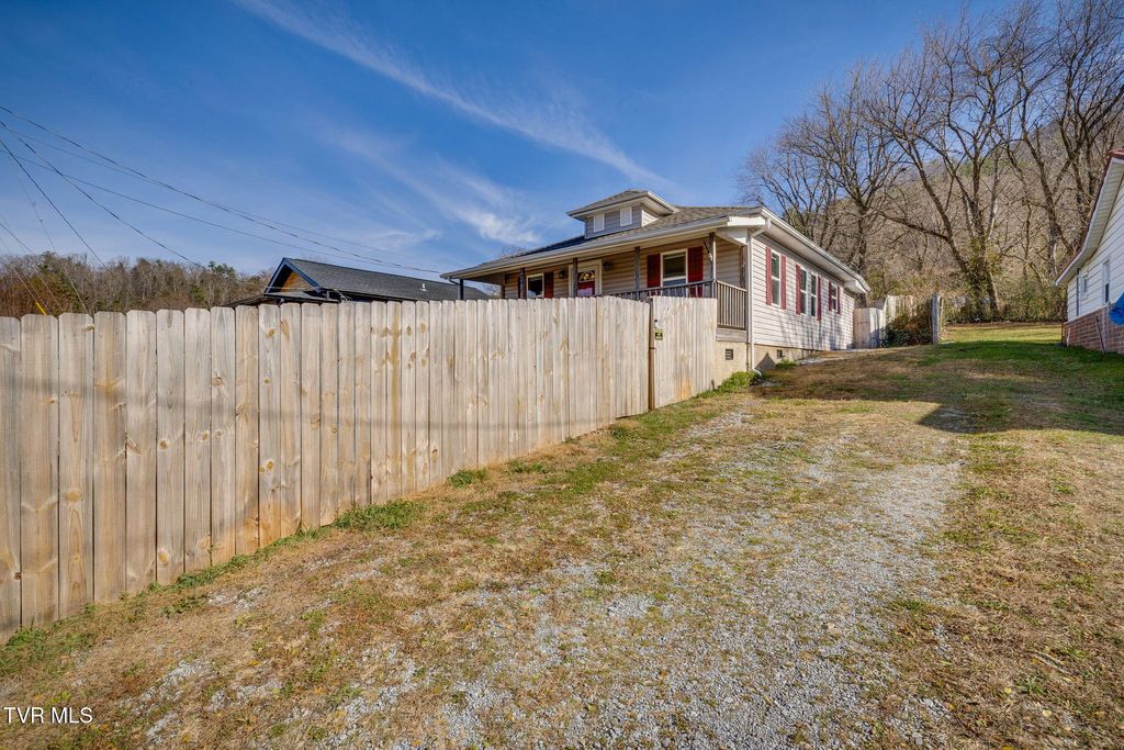 Photo of 205 Okolona Drive, Erwin, TN 37650 (MLS # 9988952)