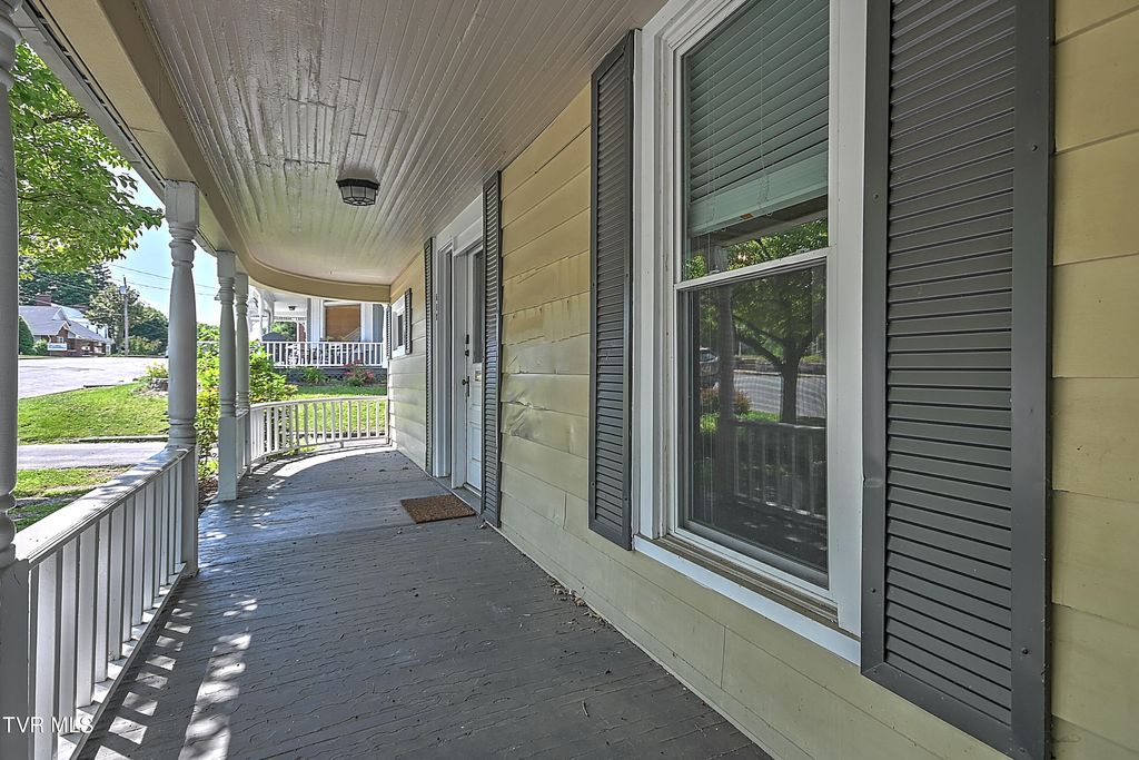 Photo of 512 Alabama Street, Bristol, TN 37620 (MLS # 9988375)