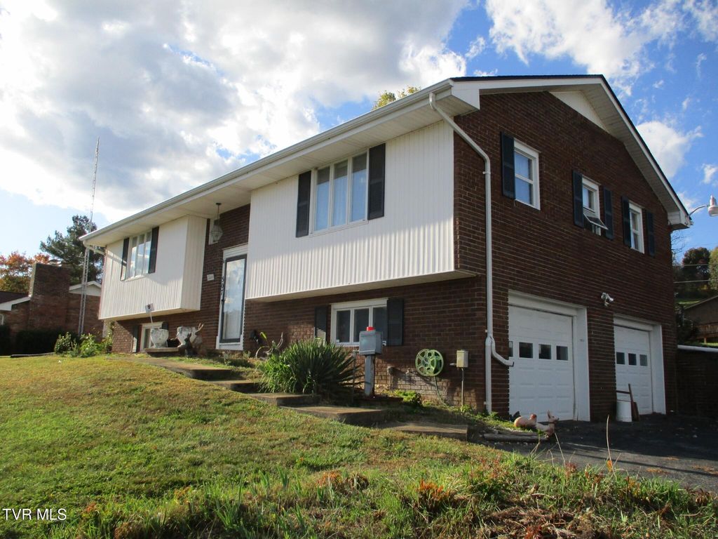 Photo of 507 Spruce Street, Mount Carmel, TN 37645 (MLS # 9987579)