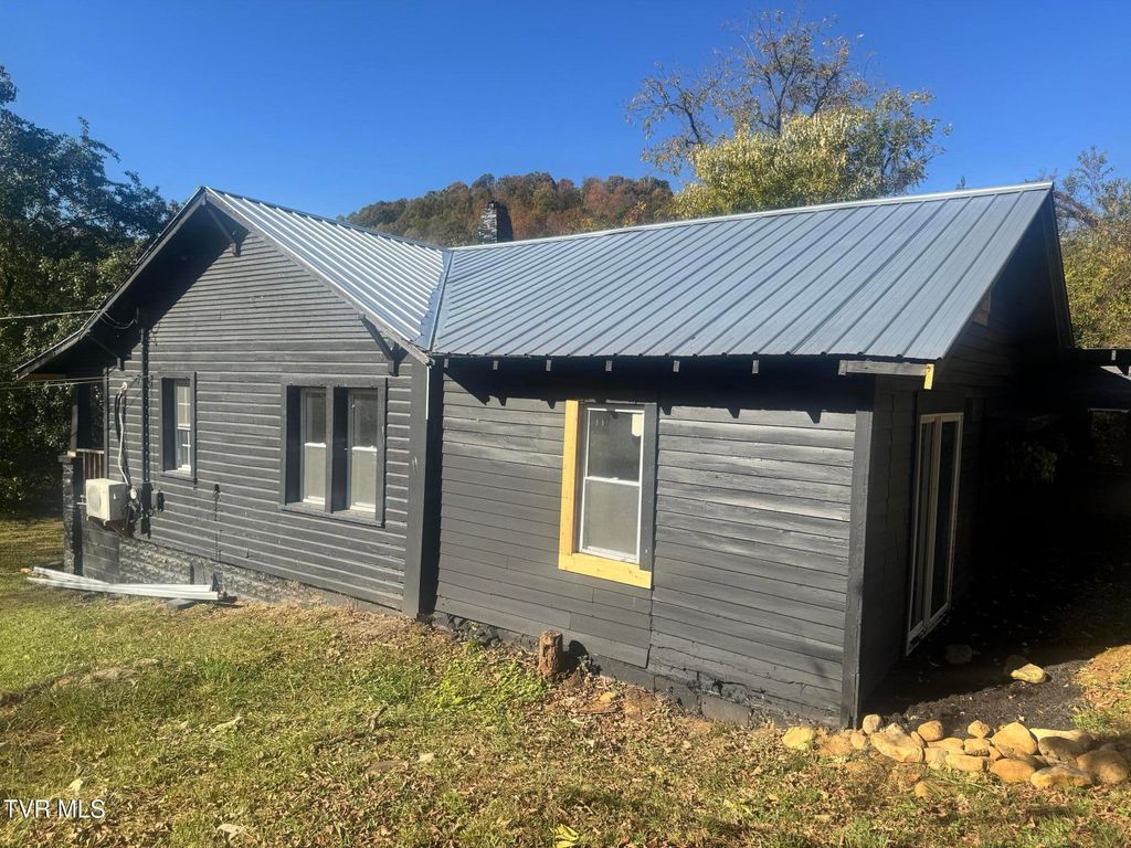 Photo of 220 Jenkins Hollow Road, Elizabethton, TN 37643 (MLS # 9987738)