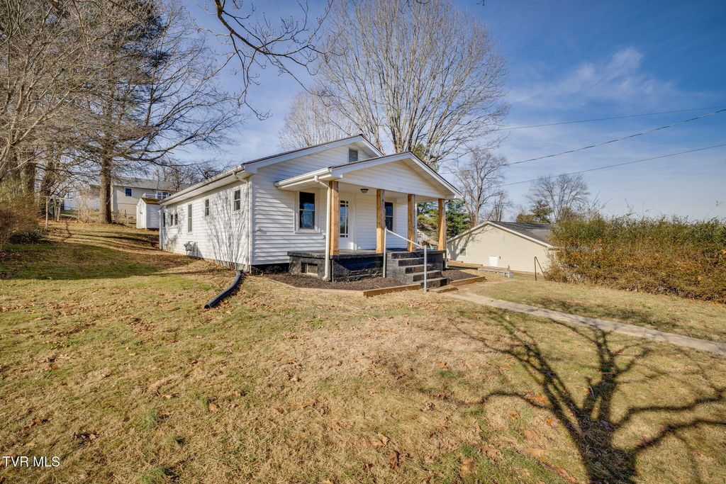 Photo of 520 Sycamore Gardens Street, Elizabethton, TN 37643 (MLS # 9991352)