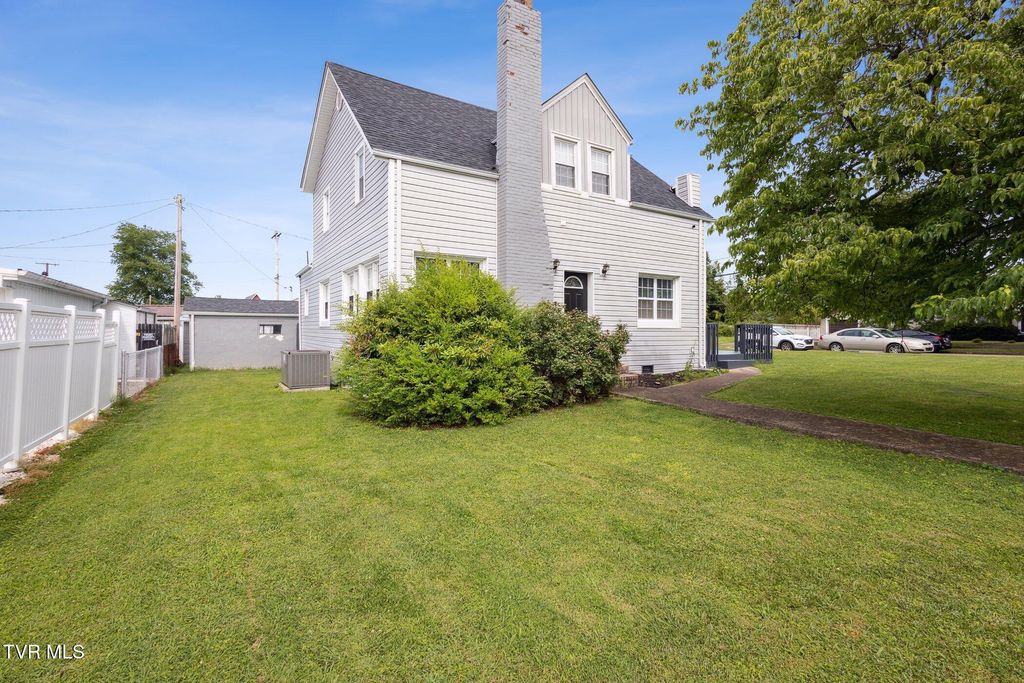 Photo of 800 Oakdale Road, Kingsport, TN 37664 (MLS # 9988234)