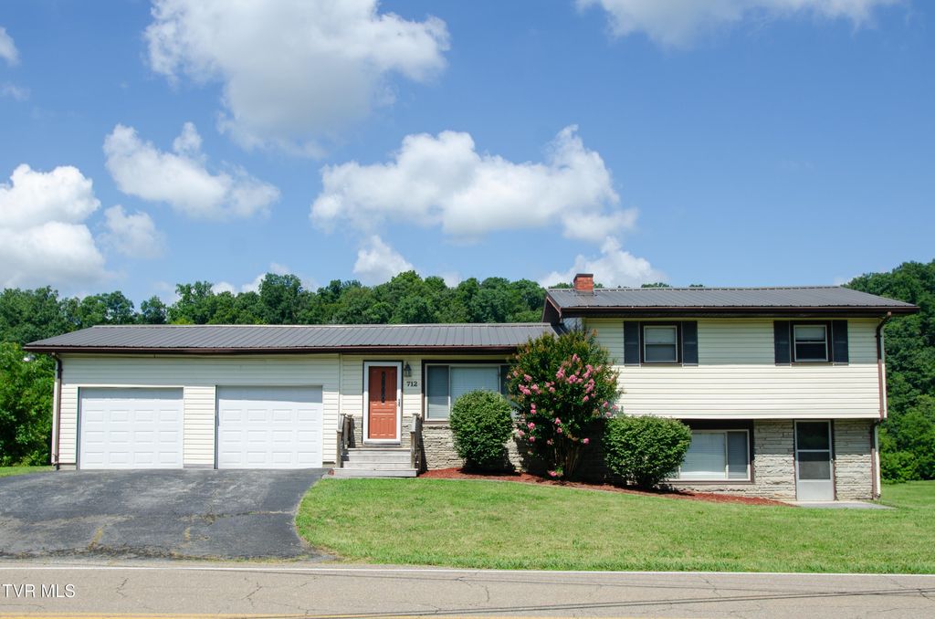 Photo of 712 Old Elizabethton Highway, Bluff City, TN 37618 (MLS # 9983657)