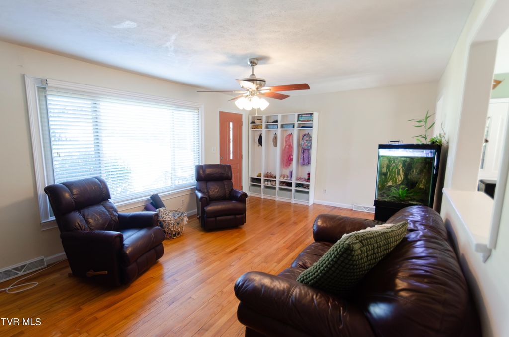 Photo of 712 Old Elizabethton Highway, Bluff City, TN 37618 (MLS # 9983657)