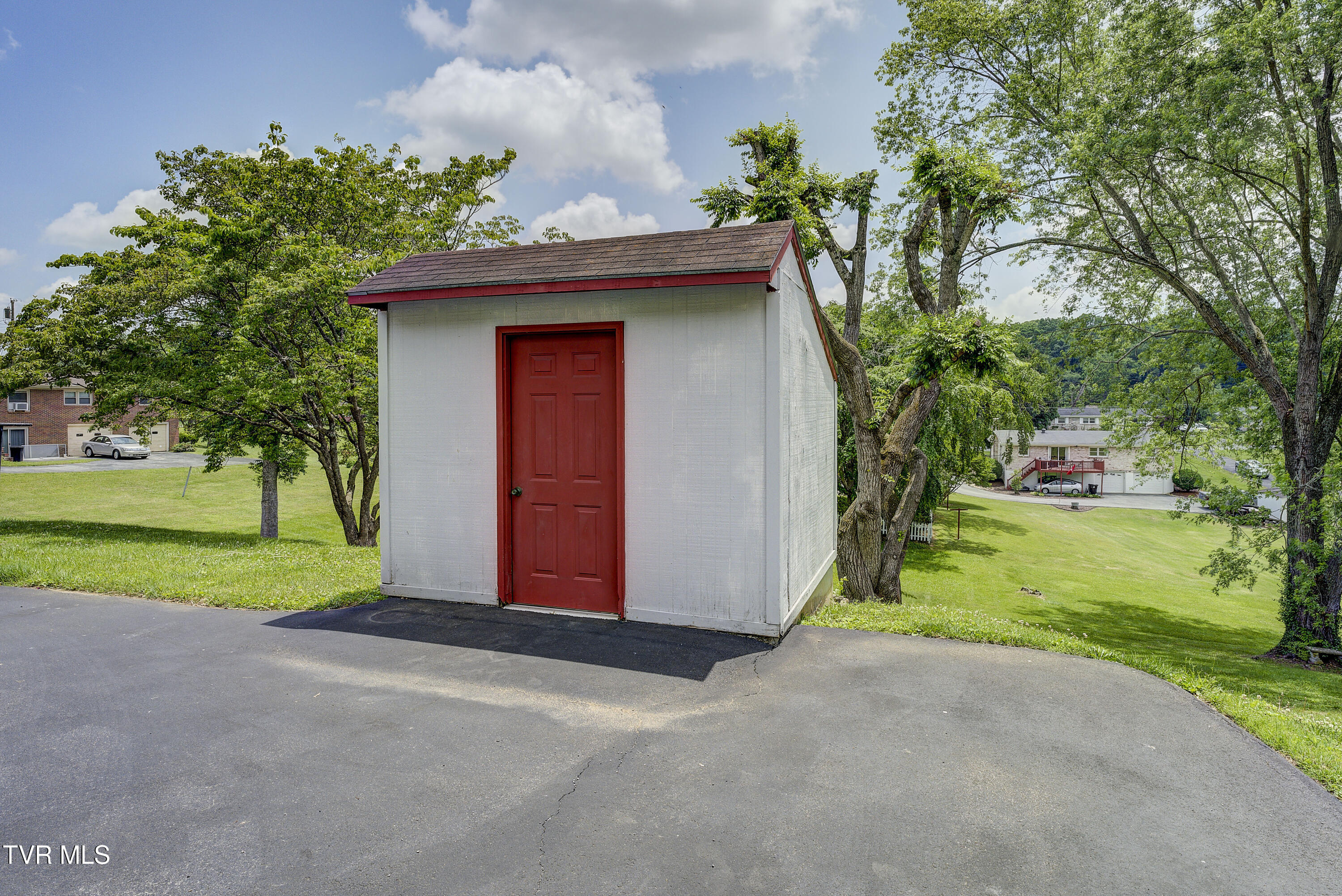 296 Redstone Drive, Bluff City, Tennessee image 7