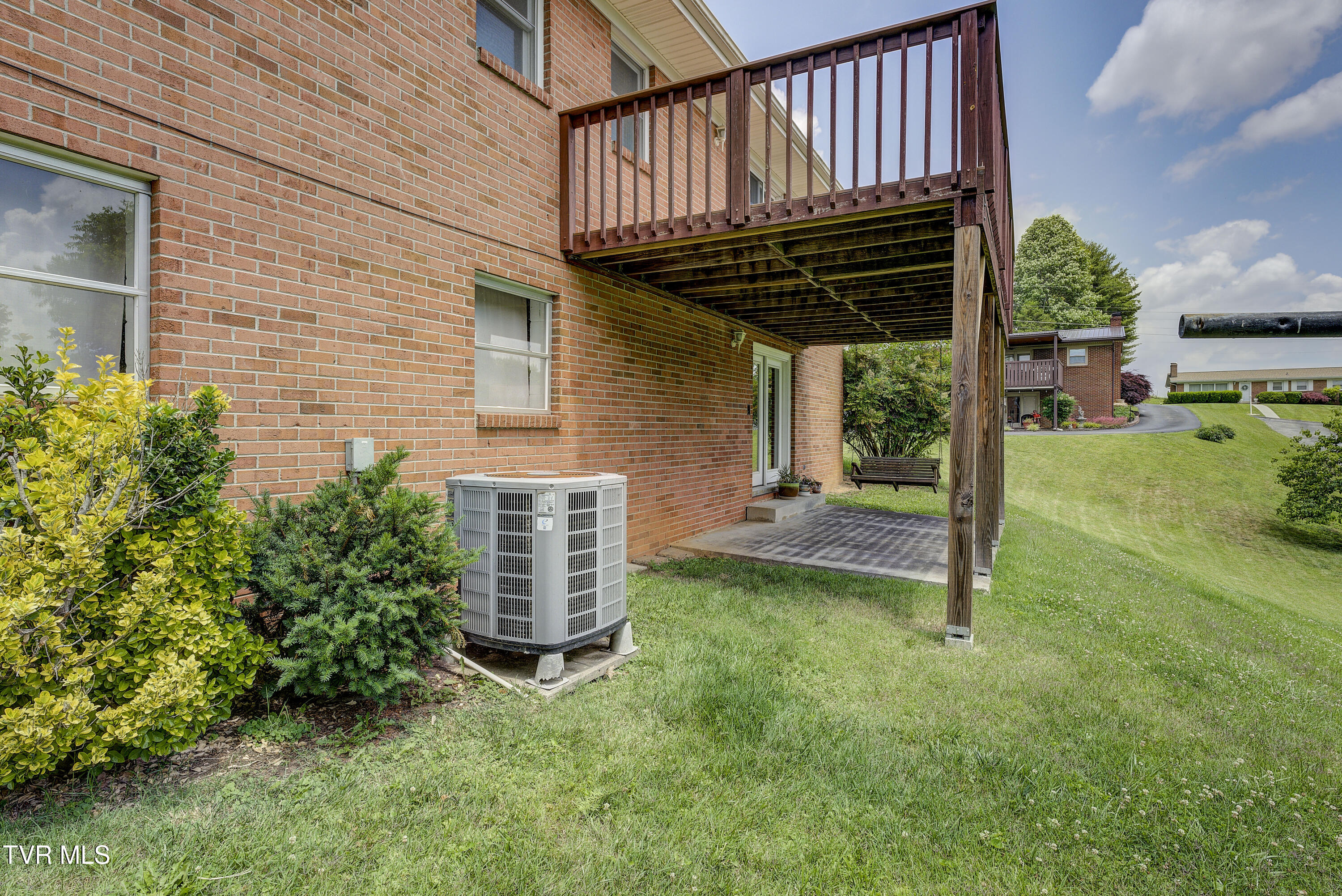 296 Redstone Drive, Bluff City, Tennessee image 6