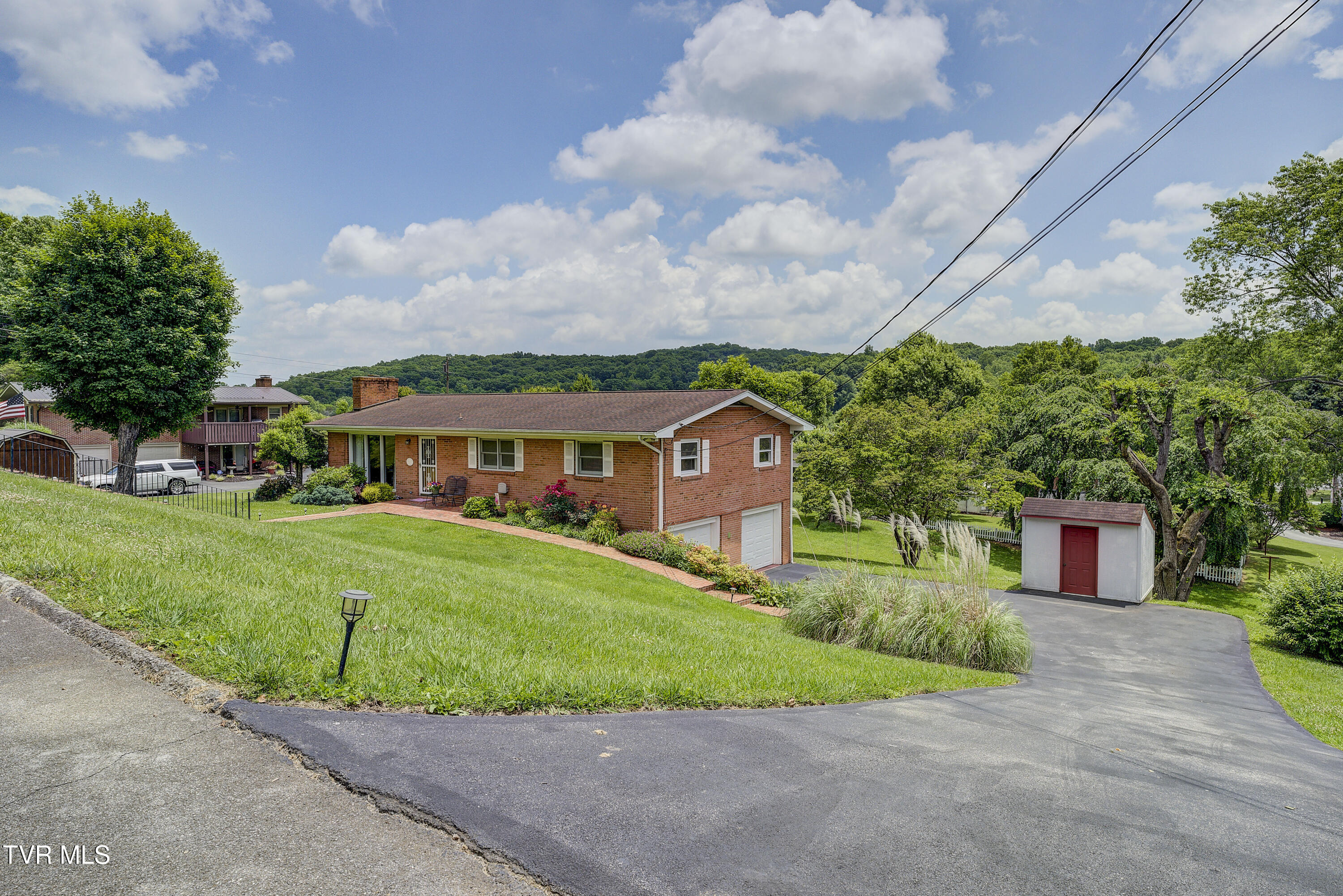 296 Redstone Drive, Bluff City, Tennessee image 3
