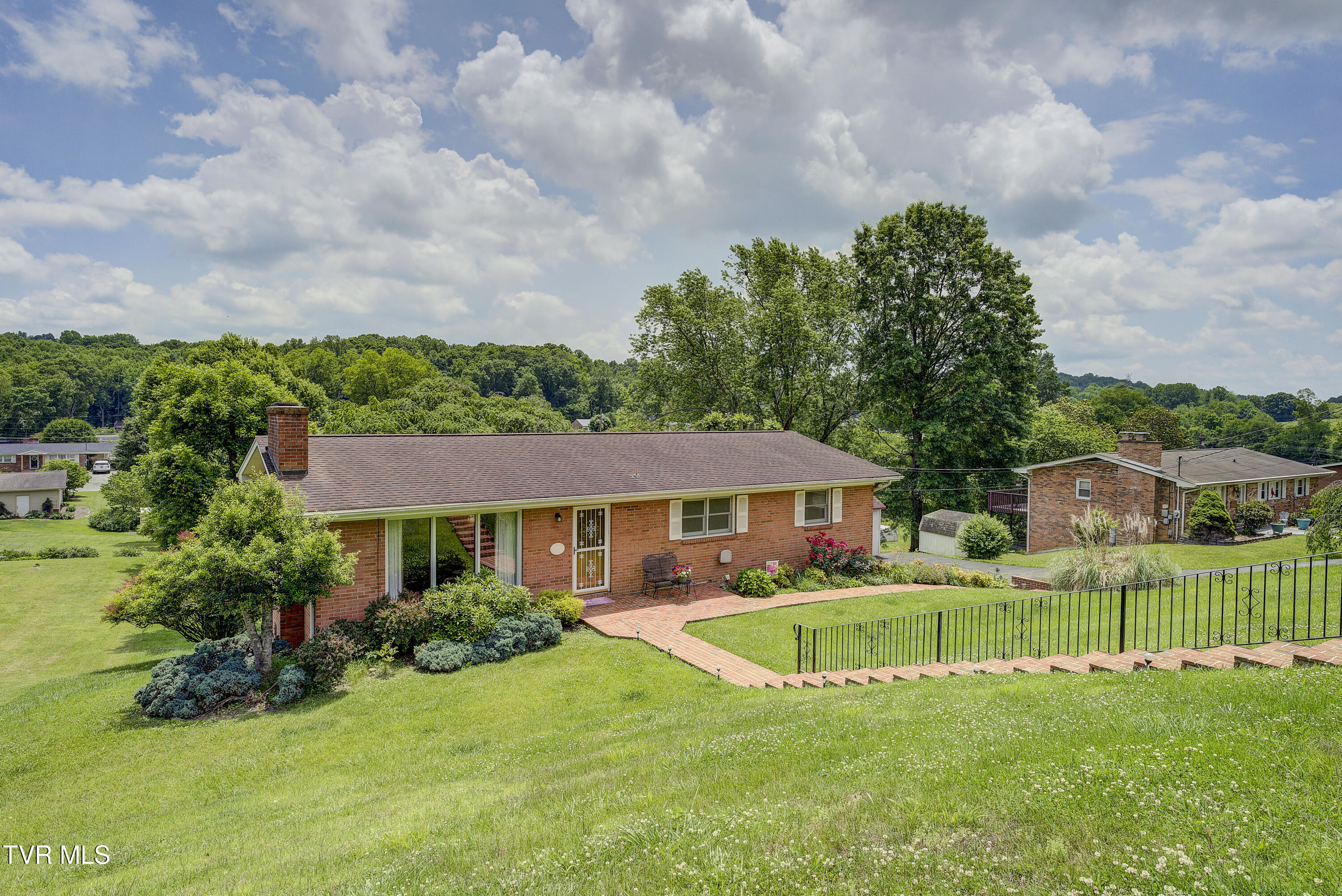 296 Redstone Drive, Bluff City, Tennessee image 2