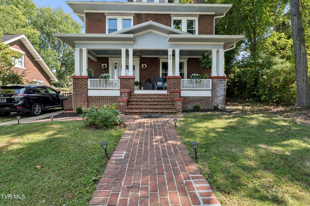 Photo of 827 Pine Street, Johnson City, TN 37604 (MLS # 10000663)