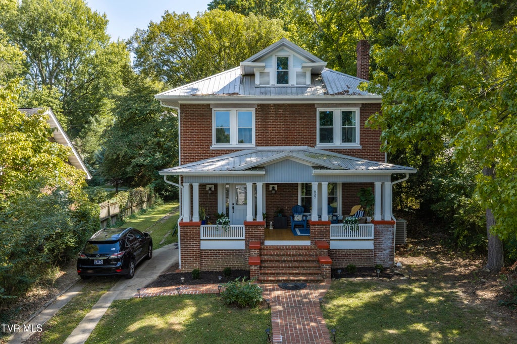 Photo of 827 Pine Street, Johnson City, TN 37604 (MLS # 10000663)