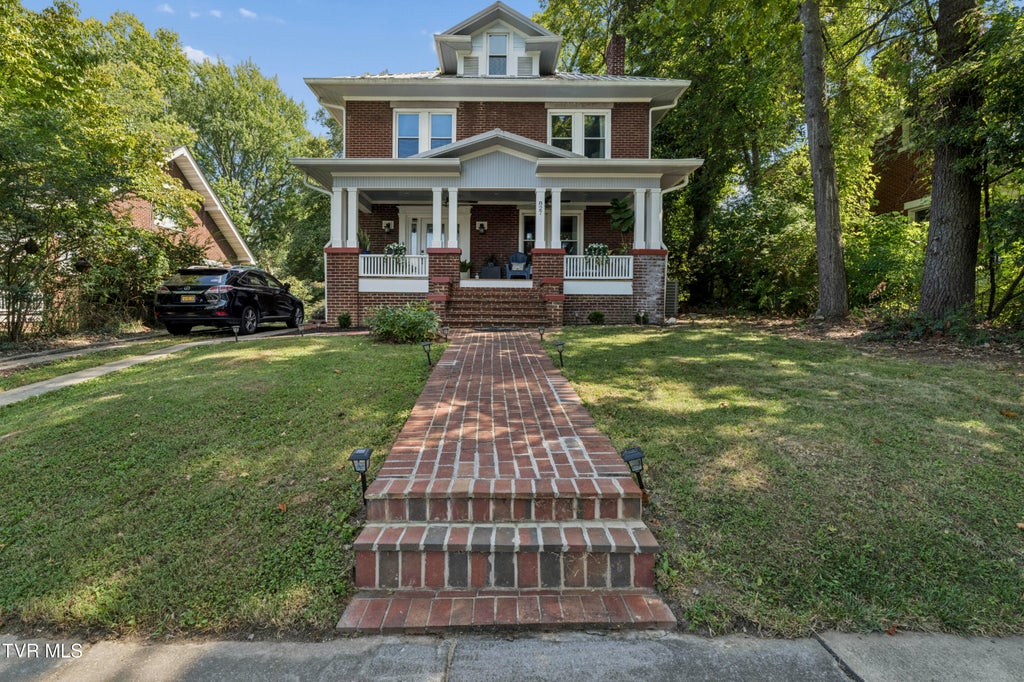 Photo of 827 Pine Street, Johnson City, TN 37604 (MLS # 10000663)