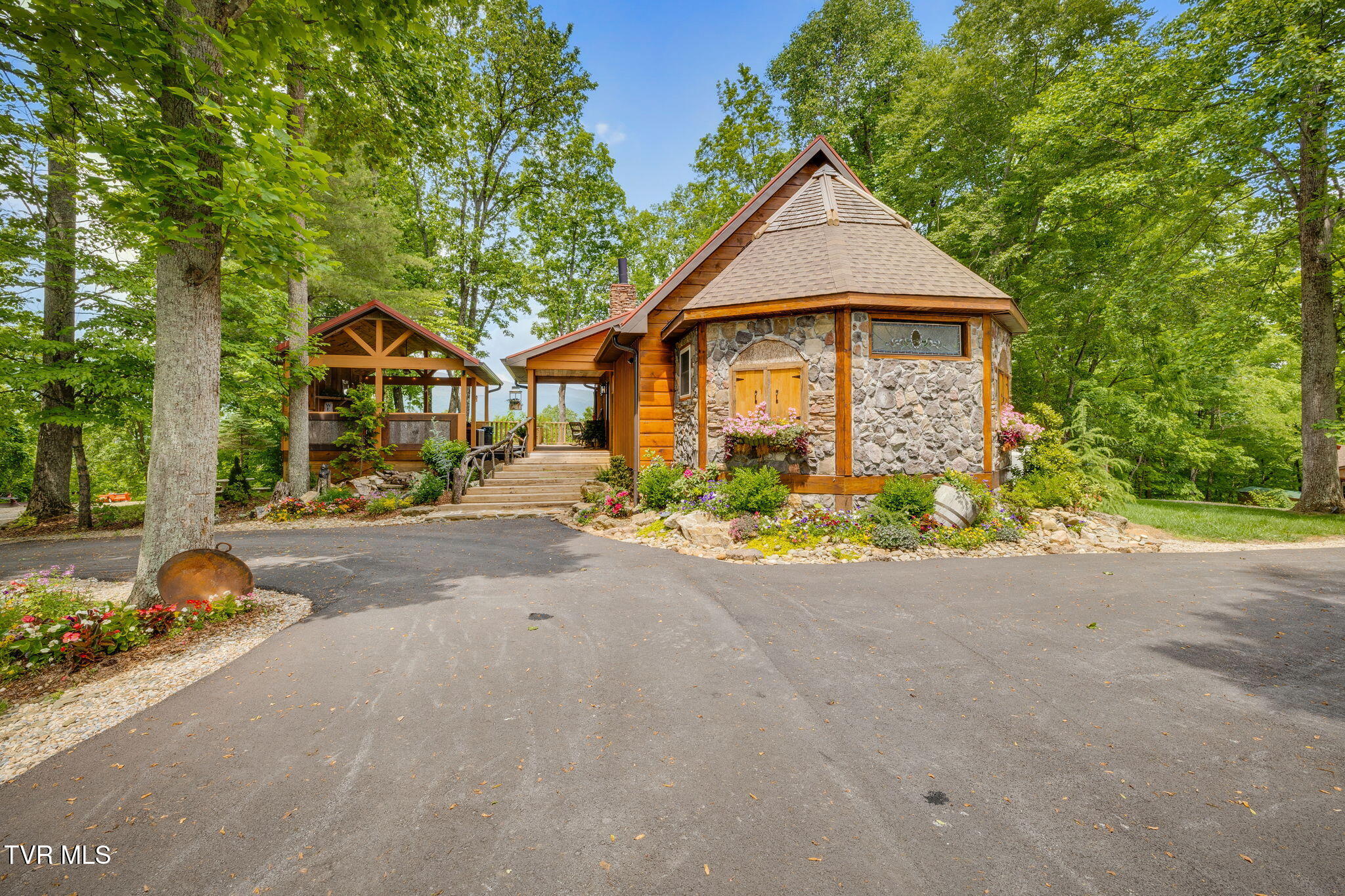 438 Willow Springs Road, Elizabethton, Tennessee image 2