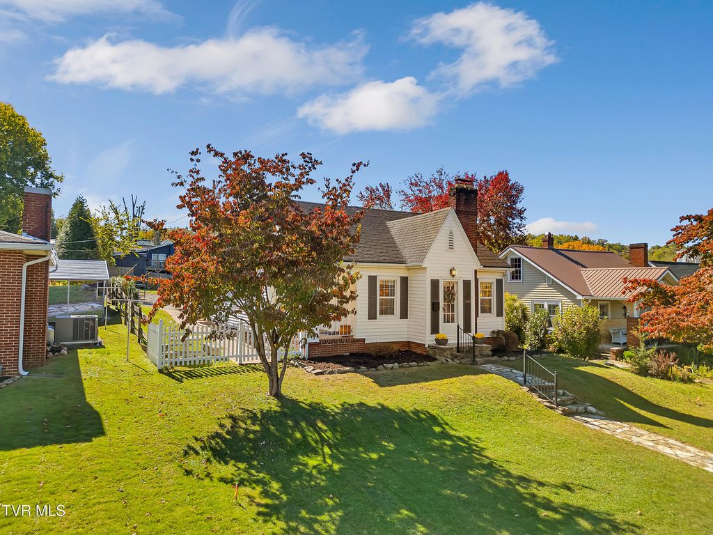 Photo of 304 H Street, Elizabethton, TN 37643 (MLS # 9987245)