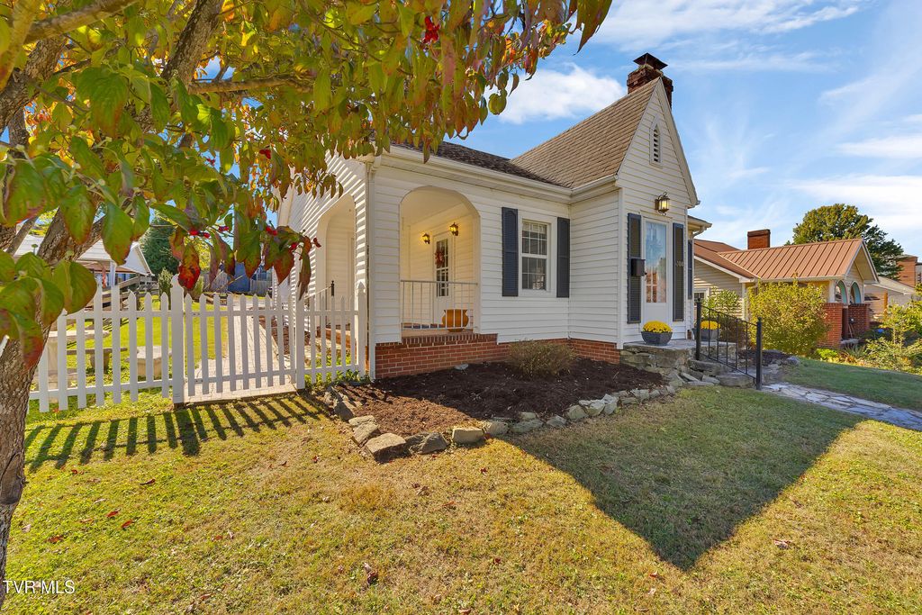 Photo of 304 H Street, Elizabethton, TN 37643 (MLS # 9987245)