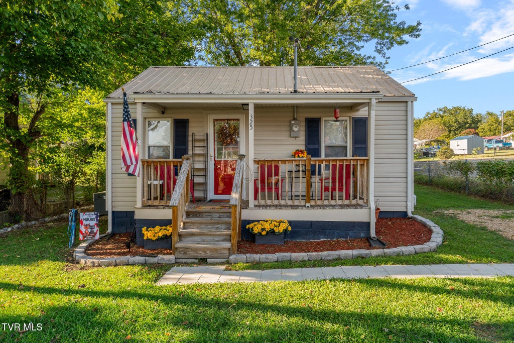 Photo of 325 Biddle Street, Greeneville, TN 37745 (MLS # 10000791)