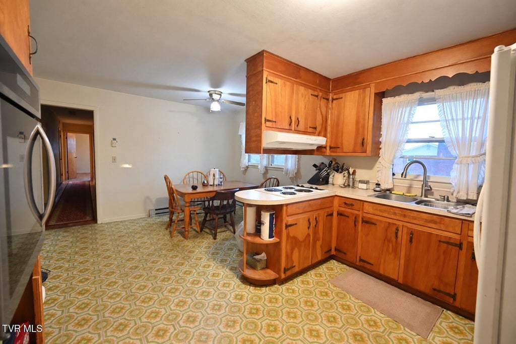 Photo of 870 Falcon Drive, Abingdon, VA 24210 (MLS # 10002562)