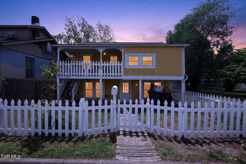 Photo of 425 Beasley Street, Elizabethton, TN 37643 (MLS # 9994784)