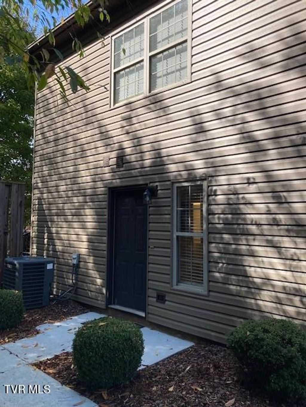 Photo of 504 Pilgrim Court #D, Johnson City, TN 37601 (MLS # 9982787)