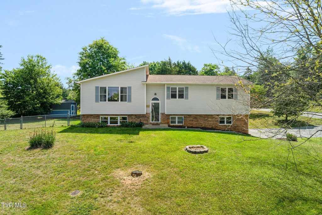 Photo of 3101 Newbern Drive, Johnson City, TN 37604 (MLS # 9996057)