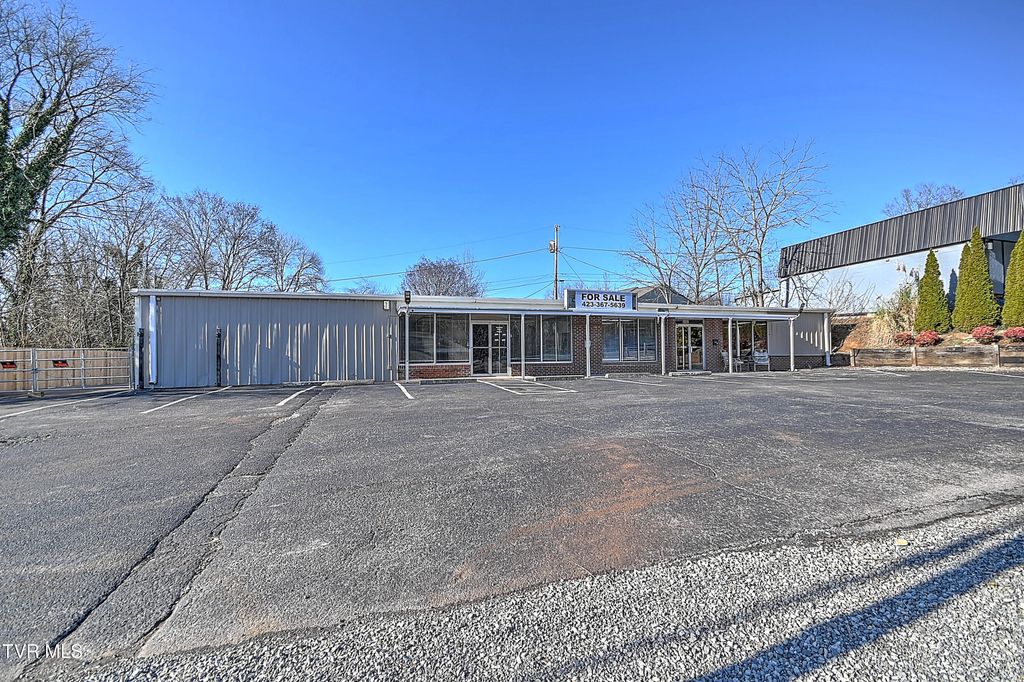 Photo of 3504 Fort Henry Drive, Kingsport, TN 37664 (MLS # 9989440)