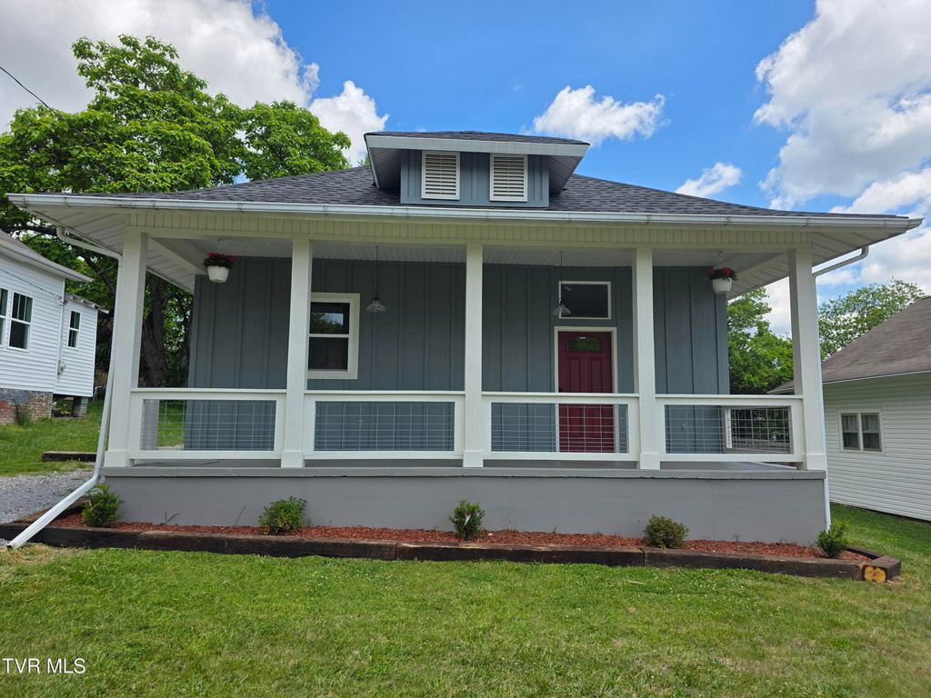 Photo of 104 Henry Street, Greeneville, TN 37743 (MLS # 9994781)