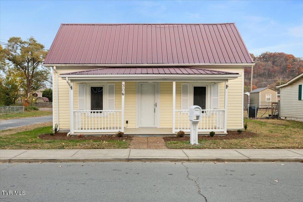 Photo of 306 Academy Street, Elizabethton, TN 37643 (MLS # 9988194)
