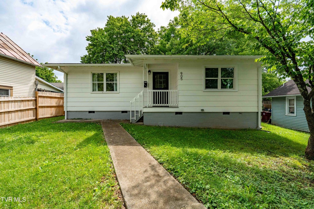 Photo of 905 Grover Street, Johnson City, TN 37601 (MLS # 9996673)