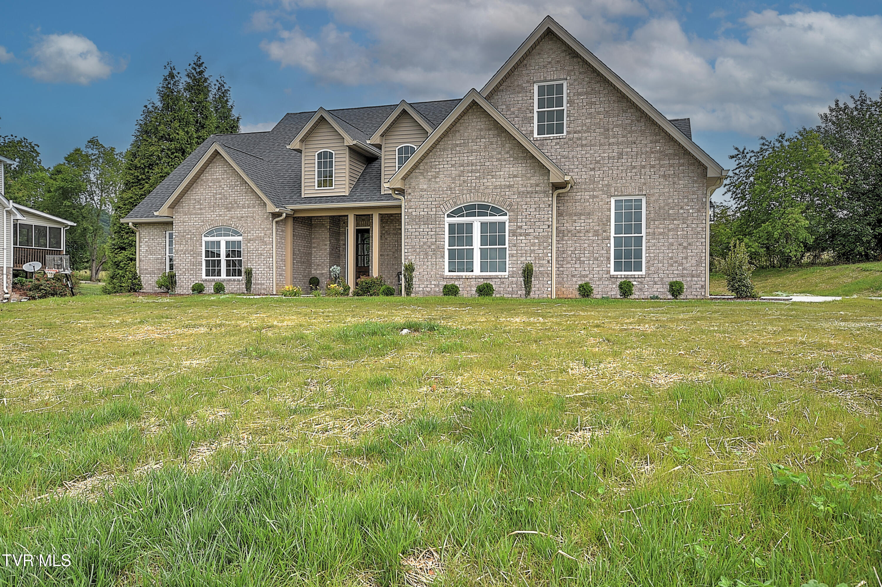 302 Charlton Court, Bluff City, Tennessee image 2