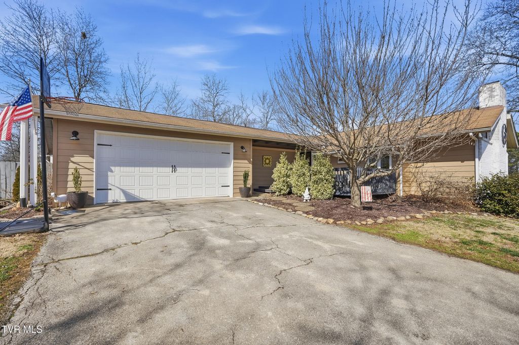 Photo of 312 Thistlewood Drive, Kingsport, TN 37663 (MLS # 9991453)