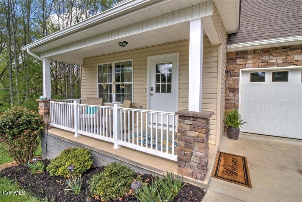 Photo of 712 Lake Point Drive, Piney Flats, TN 37686 (MLS # 9978491)